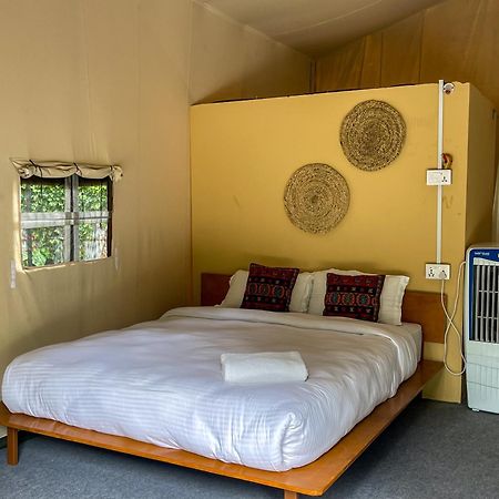Hotel Tharu Garden, Sauraha Eksteriør bilde