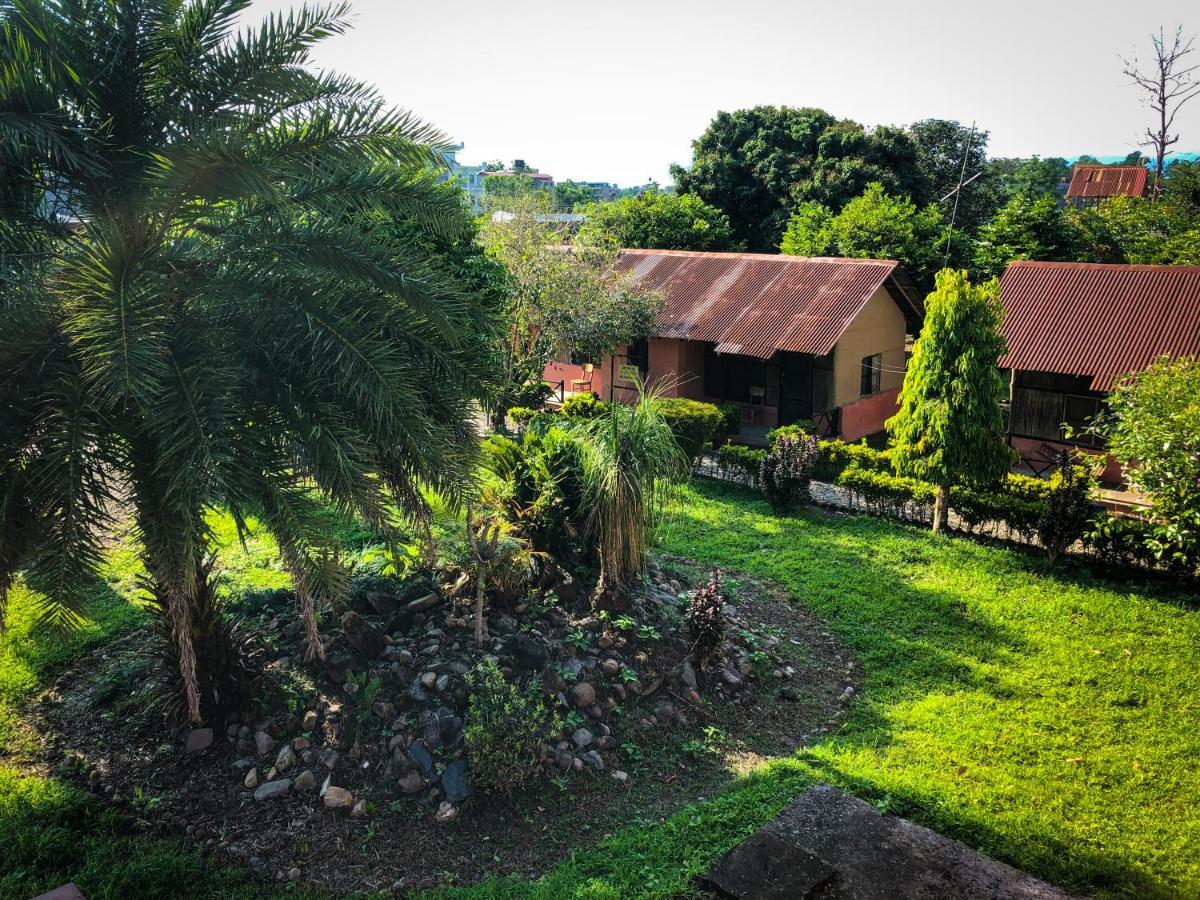 Hotel Tharu Garden, Sauraha Eksteriør bilde