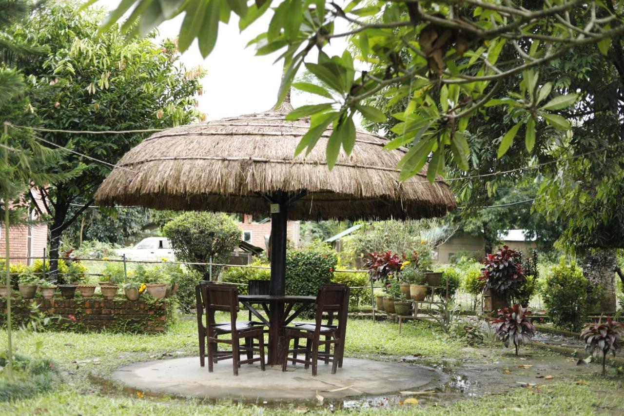 Hotel Tharu Garden, Sauraha Eksteriør bilde