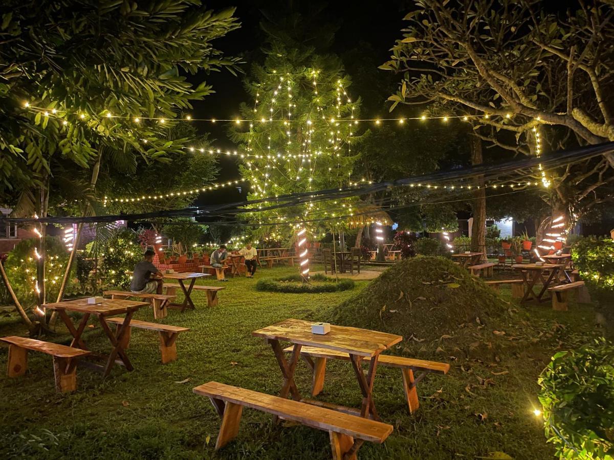 Hotel Tharu Garden, Sauraha Eksteriør bilde