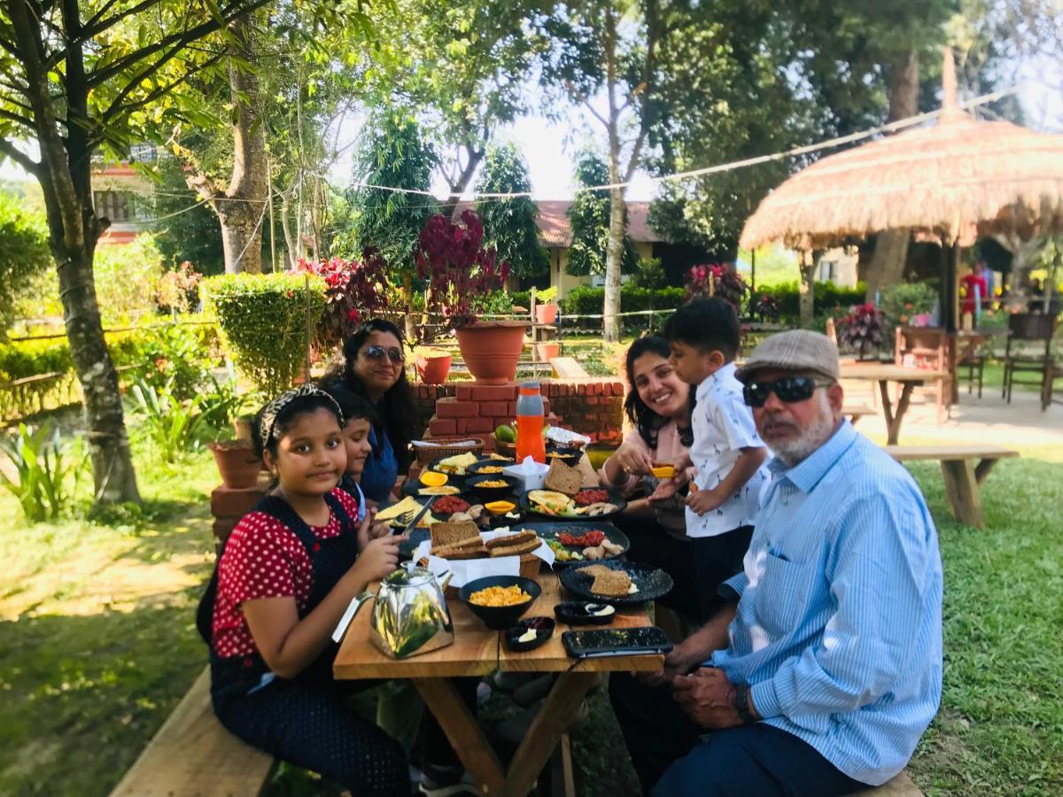 Hotel Tharu Garden, Sauraha Eksteriør bilde