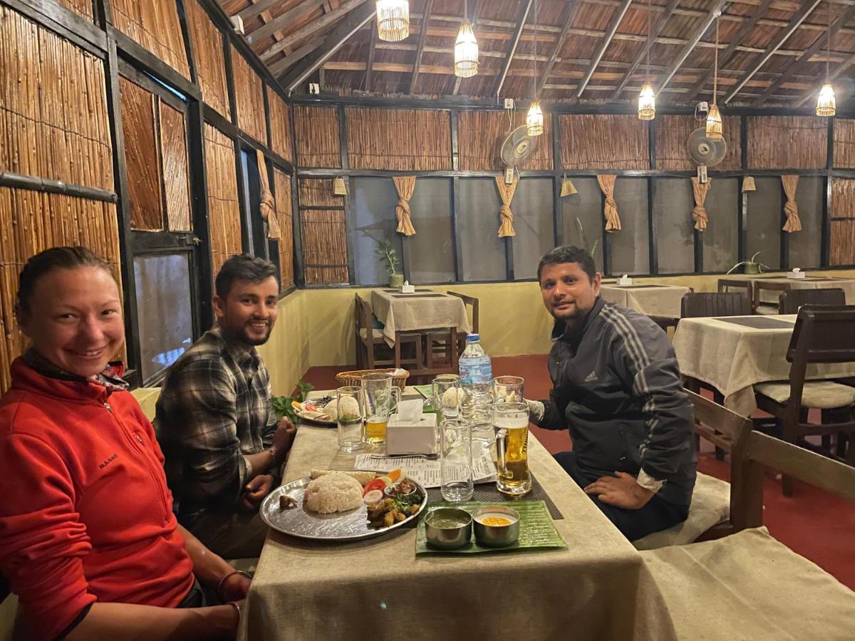 Hotel Tharu Garden, Sauraha Eksteriør bilde