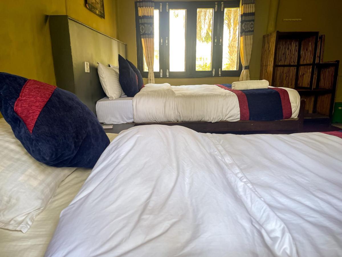 Hotel Tharu Garden, Sauraha Eksteriør bilde