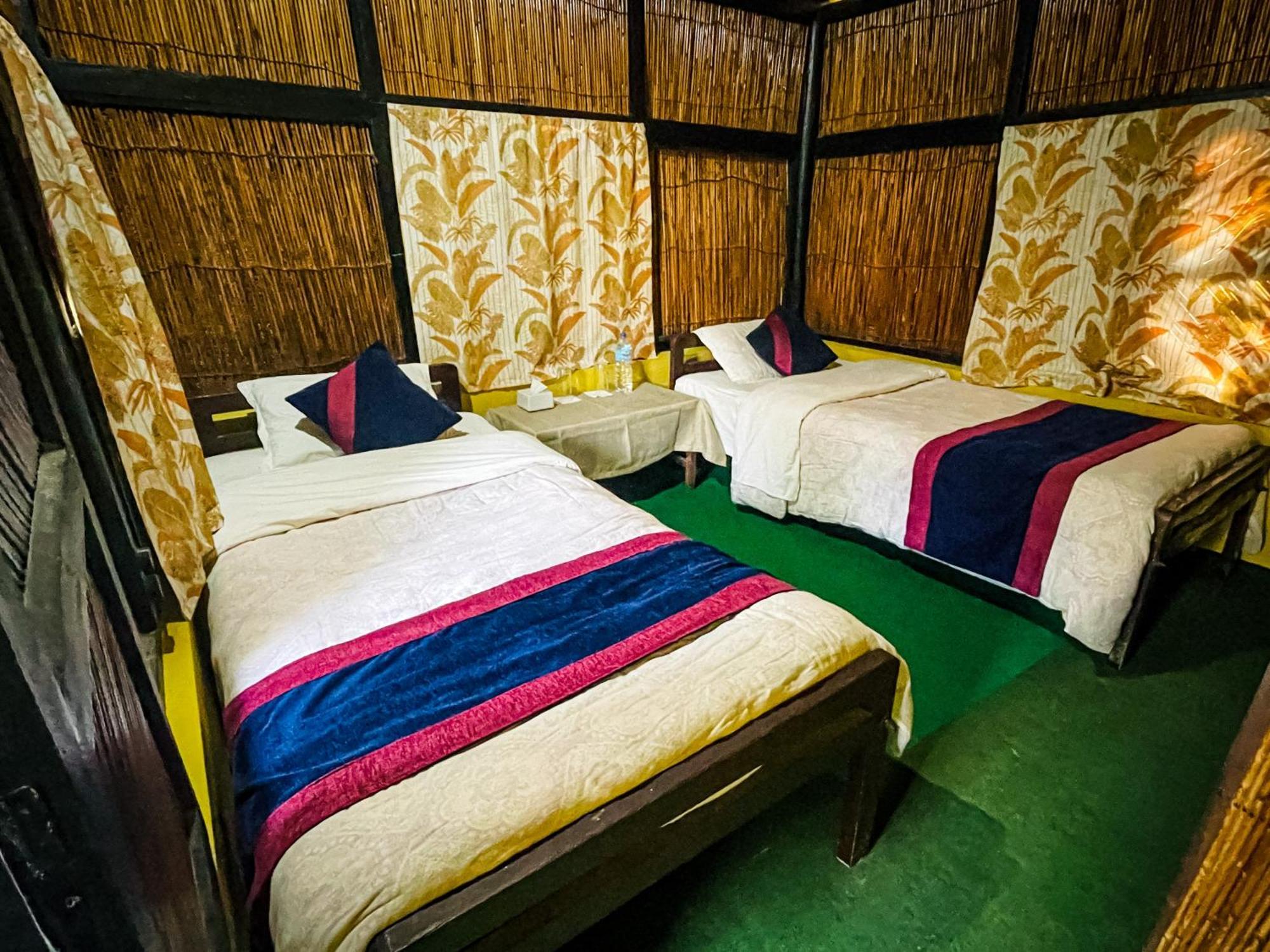 Hotel Tharu Garden, Sauraha Eksteriør bilde