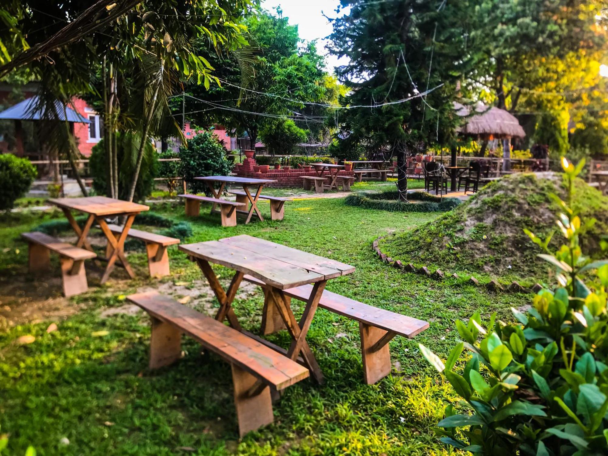 Hotel Tharu Garden, Sauraha Eksteriør bilde