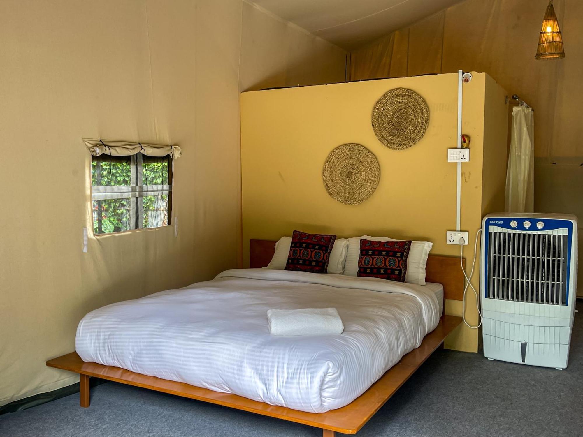 Hotel Tharu Garden, Sauraha Eksteriør bilde