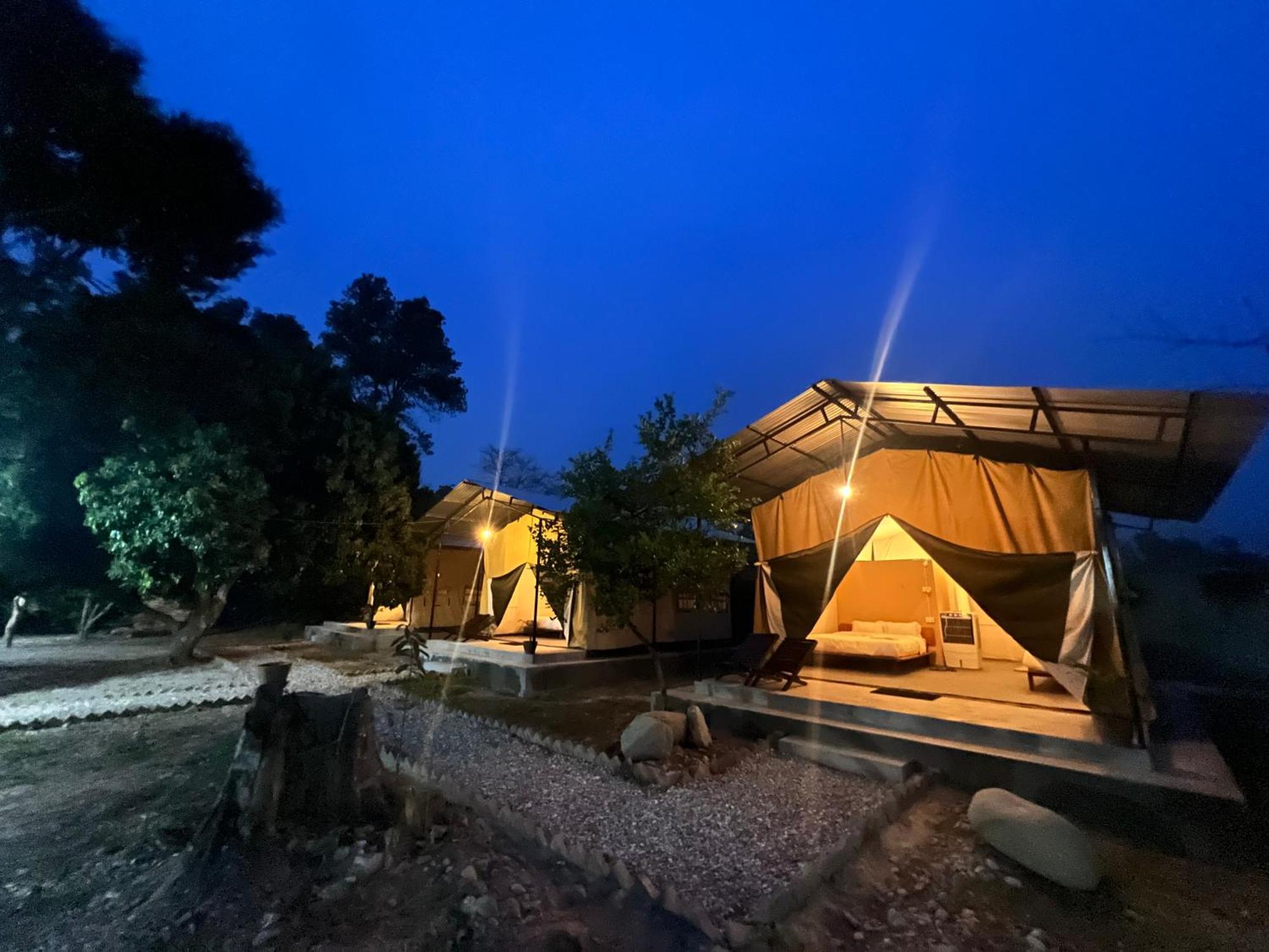 Hotel Tharu Garden, Sauraha Eksteriør bilde
