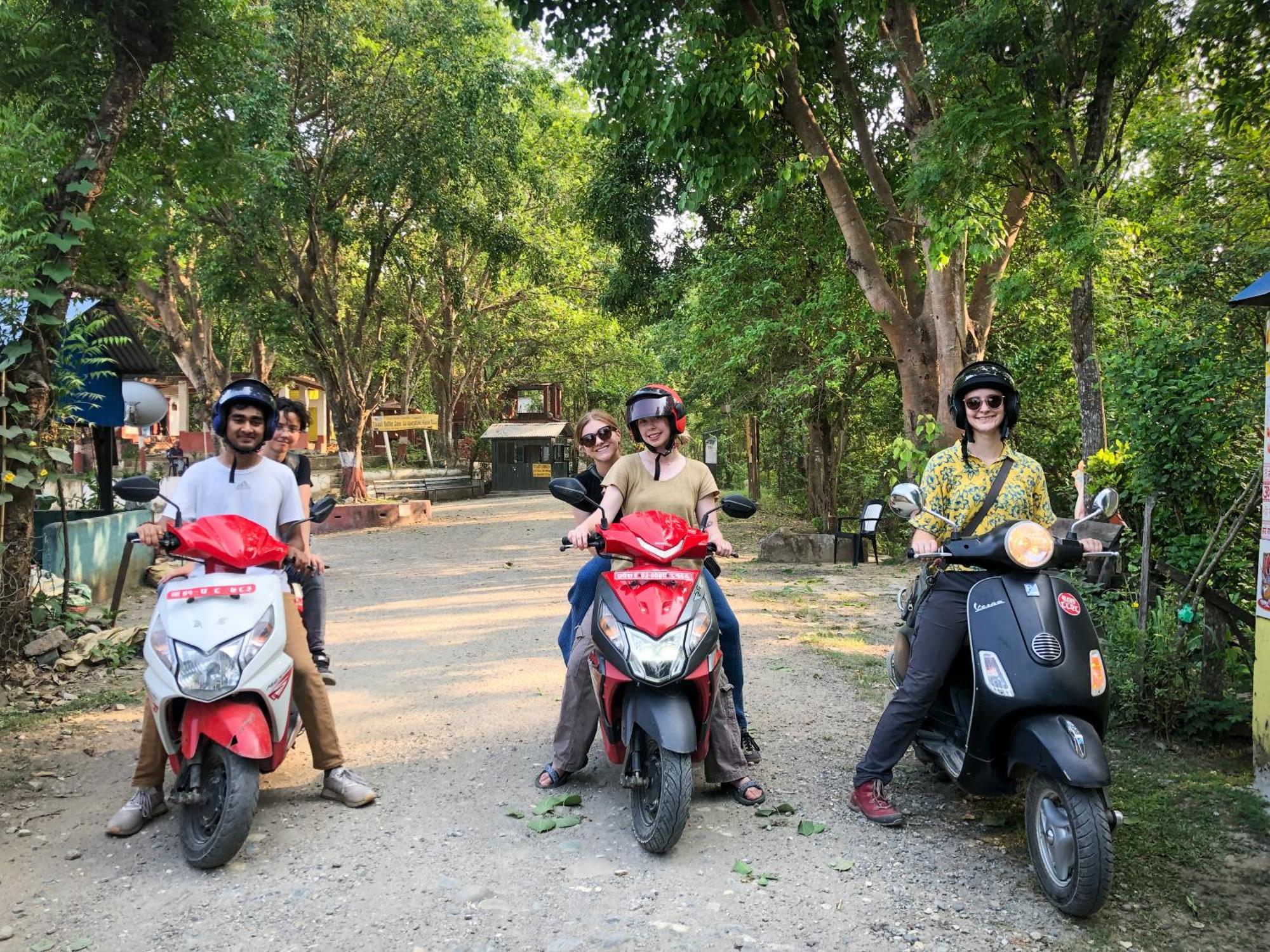 Hotel Tharu Garden, Sauraha Eksteriør bilde