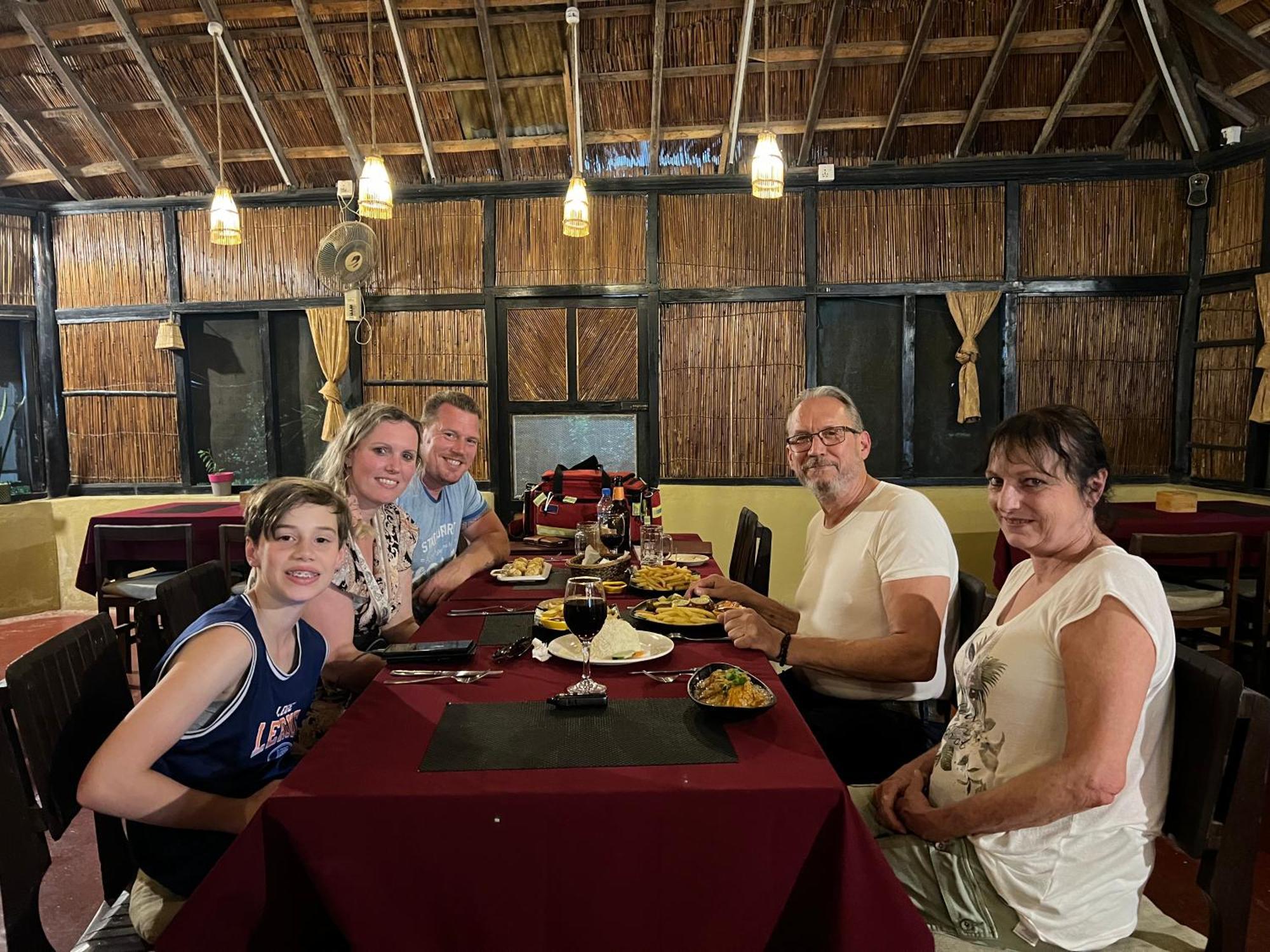 Hotel Tharu Garden, Sauraha Eksteriør bilde
