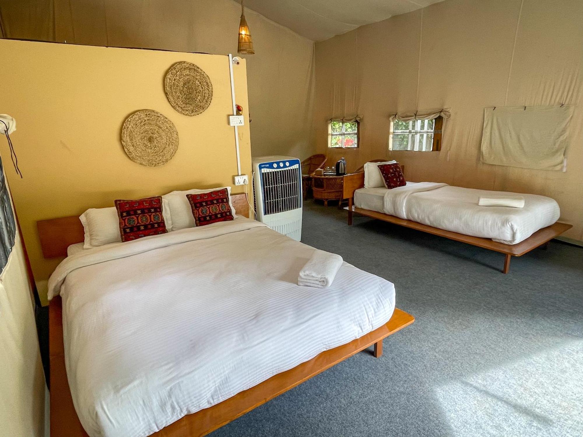 Hotel Tharu Garden, Sauraha Eksteriør bilde